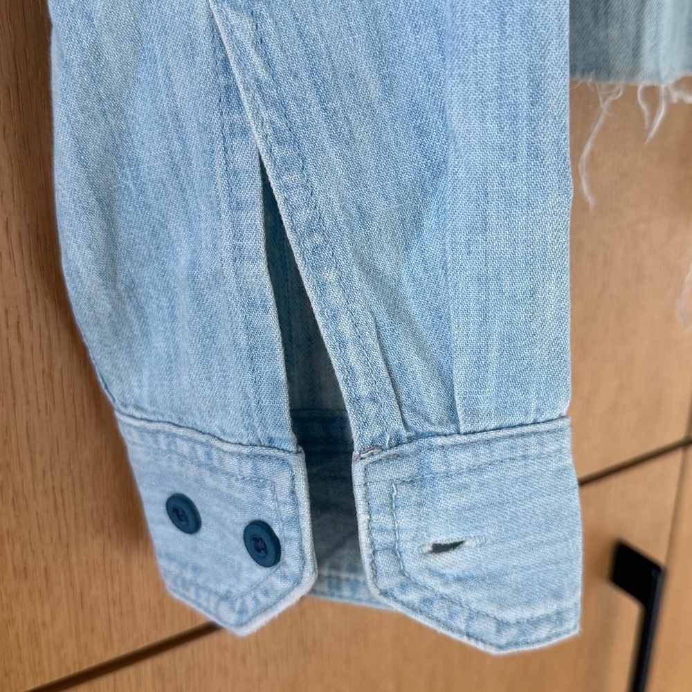 Amo Denim Ida Crop Shirt with a frayed hem Light Wash Womens size XSMALL - Picture 7 of 10